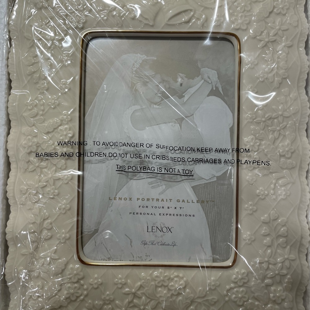 Lenox winding picture frame